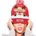 Personalizirana Božićna kapa s pompom i LED lampicama, savršena za blagdansko okupljanje.