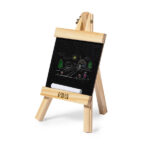 Drvena govornica s pločom za pisanje i uključenom kredom