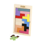 Drvena slagalica s 12 šarenih dijelova na drvenoj podlozi