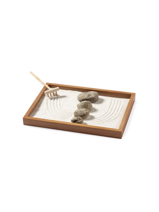 Mini Zen vrt s drvenom podlogom, grabljicama, kamenčićima i bijelim pijeskom