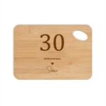 Personalizirana drvena daska s imenom i rođendanskom porukom – savršen poklon za svaku kuhinju.