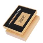 Personalizirani set kemijske olovke i etuija za kartice – unikatni poklon od bambusa