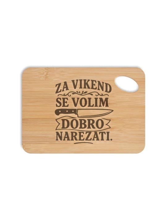 Personalizirana drvena daska s natpisom "Za vikend se volim dobro narezati" – šaljiv i unikatni poklon