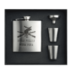 Set pljoska Dobar pogled mirna ruka s čašicama i lijevkom u crnoj kutiji