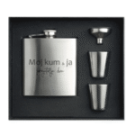 Set pljoska s gravurom Kum i ja prijatelja dva u crnoj poklon kutiji