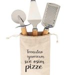 Rezač za sir na drvenoj dasci