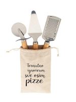 Rezač za sir na drvenoj dasci