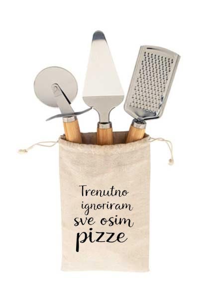 Rezač za sir na drvenoj dasci