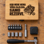 Set alata Samo rezerve u bambusovoj kutiji na drvenom radnom stolu