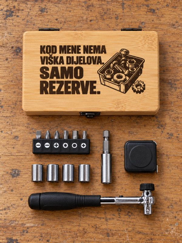 Set alata Samo rezerve u bambusovoj kutiji na drvenom radnom stolu