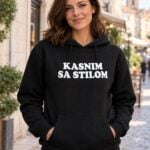 Crna ženska hudica s bijelim natpisom Kasnim sa stilom