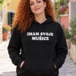 Crna ženska hudica s bijelim natpisom Imam svoje mušice