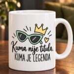 Bijela šalica za kumu s natpisom Kuma nije titula, kuma je legenda