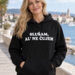 Crna ženska hudica s bijelim natpisom Slušam, al’ ne čujem