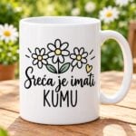 Bijela šalica Sreća je imati kumu s tratinčicama i žutim srcem