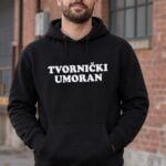 Crna muška hudica s bijelim natpisom Tvornički umoran