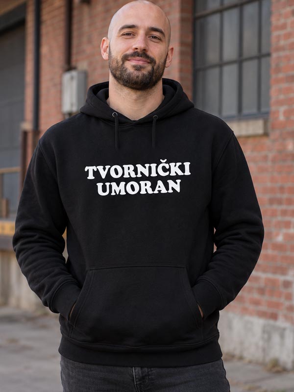 Crna muška hudica s bijelim natpisom Tvornički umoran